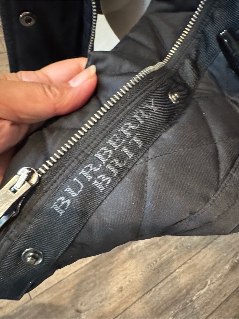 Burberry Black Quilted Jacket with Beige Nova Check Lining - Picture 4 of 12